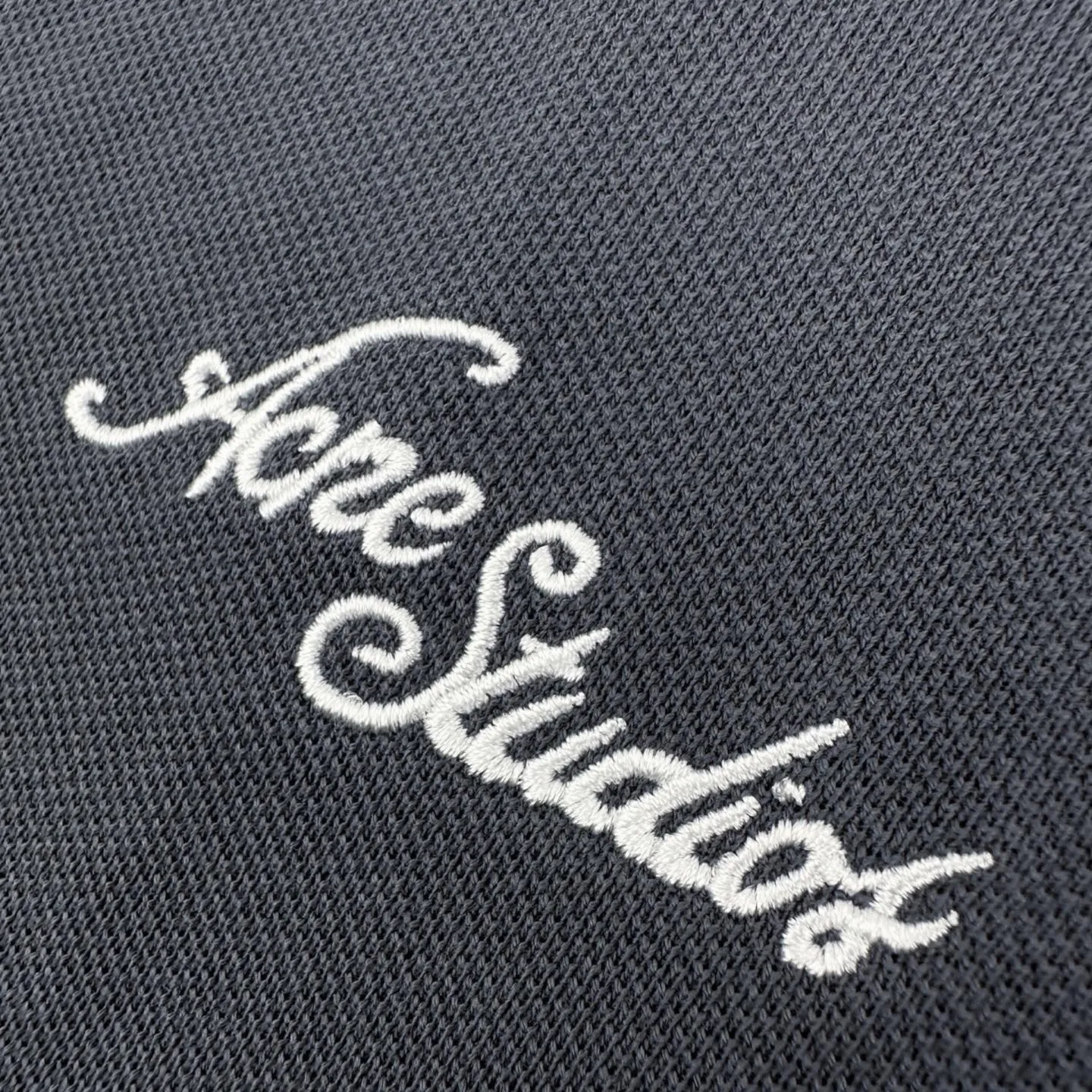 Acne Studios Logo 3D Embroidered Long Sleeve (Gray) The fabric is made of custom-made matte luxurious light pique cotton. The texture is dense and soft and skin-friendly. The charcoal gray mist is the base tone. The delicate texture is smudged with luxurious soft light. The iconic embroidered logo is engraved on the chest. The same logo on the hem is exquisitely echoed. The minimalist silhouette hides high-end recognition. It has both eye-catching tension and noble texture. Perfect interpretation of Scandinavian minimalist style, unlocking the code of street light luxury trend, using imported machine embroidery technology, using advanced computer control system and precision mechanical parts to realize Acne Studios logo work, with high precision, smooth and delicate lines, and the fabrics have been fermented and washed, with better hand feel and texture, not easy to deform, not easy to shrink, not easy to fade, and maintain long-term beauty. Size:S-M-L-XL